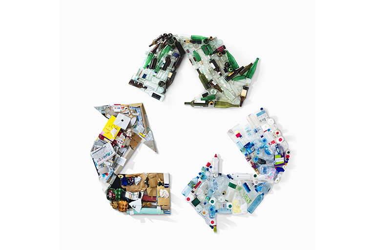 Ikona recyklingu ułożona z odpadów